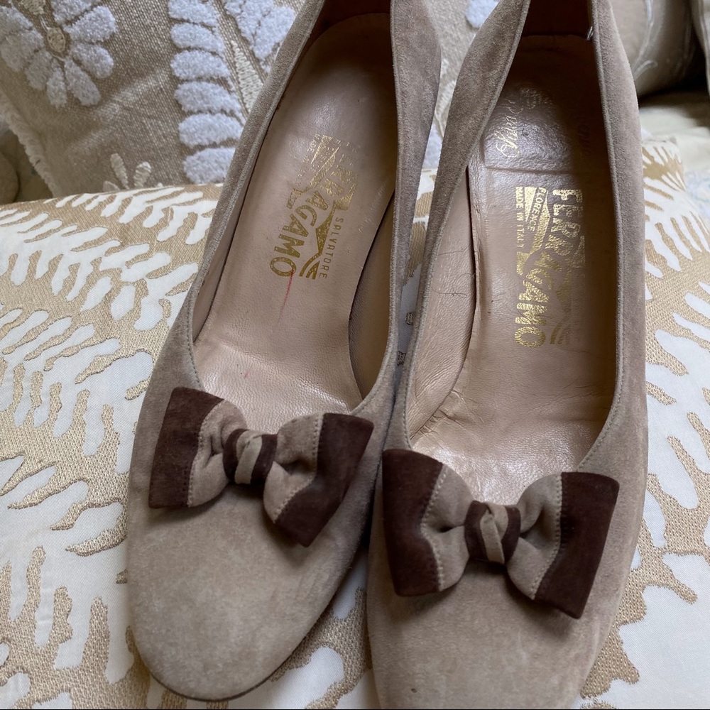 Salvatore Ferragamo Suede Bow Heels SZ 9.5 - Picture 3 of 10